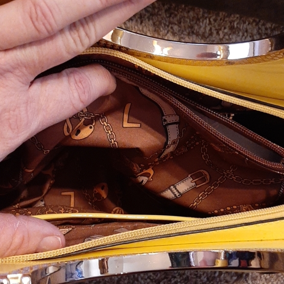 Fun yellow purse - Picture 4 of 5